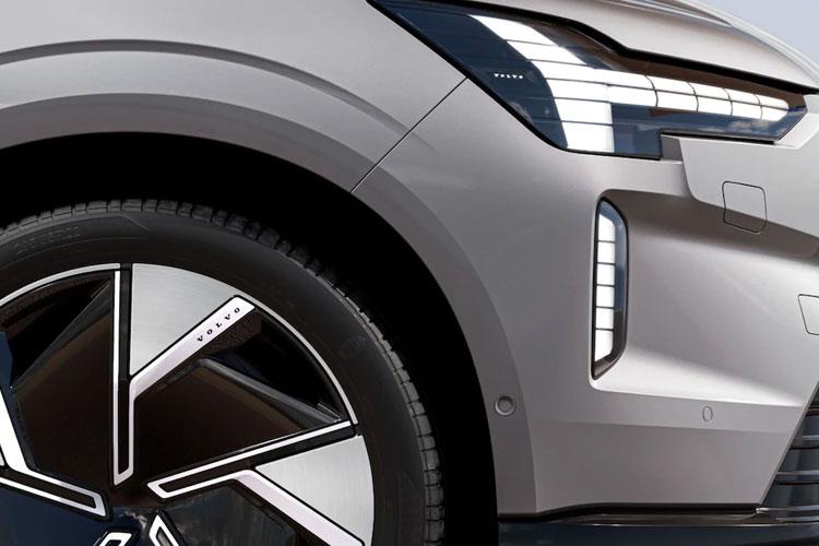 4074819 335kW Twin Motor Core 106kWh 5dr Auto