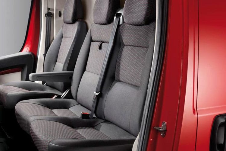 3942818 2.2 BlueHDi 140 Chassis Cab Enterprise